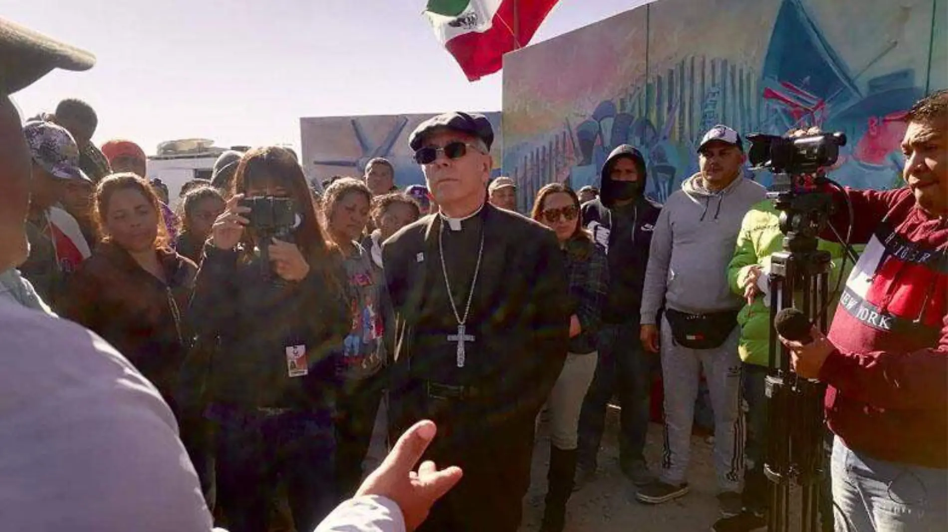 obispo de el paso visita a migrantes